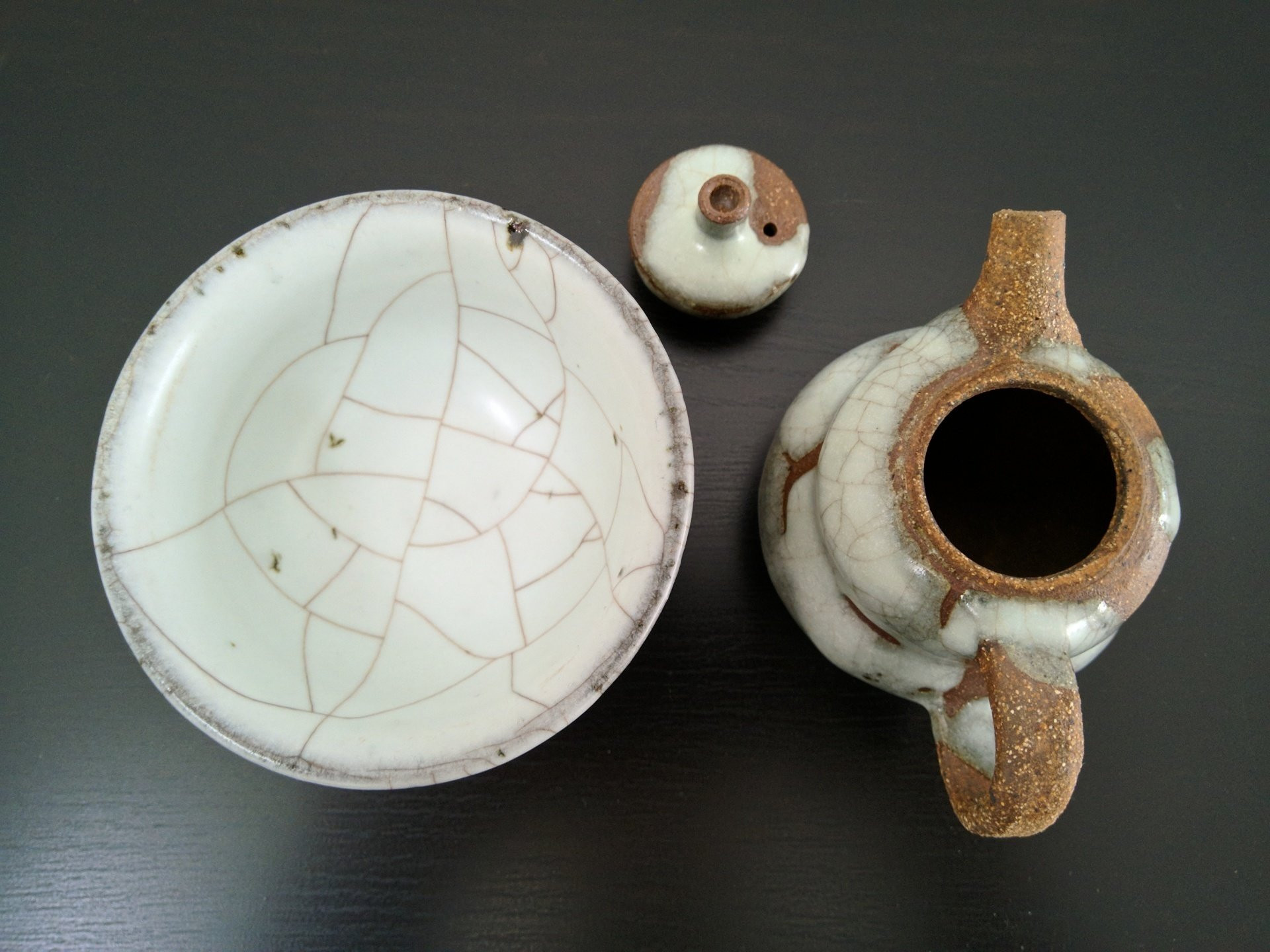 Teekanne und -schale aus taiwanesischem Ton (Emilio del Pozo)