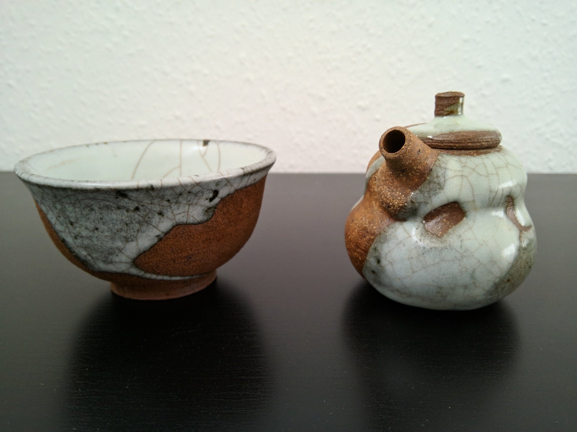 Teekanne und -schale aus taiwanesischem Ton (Emilio del Pozo)