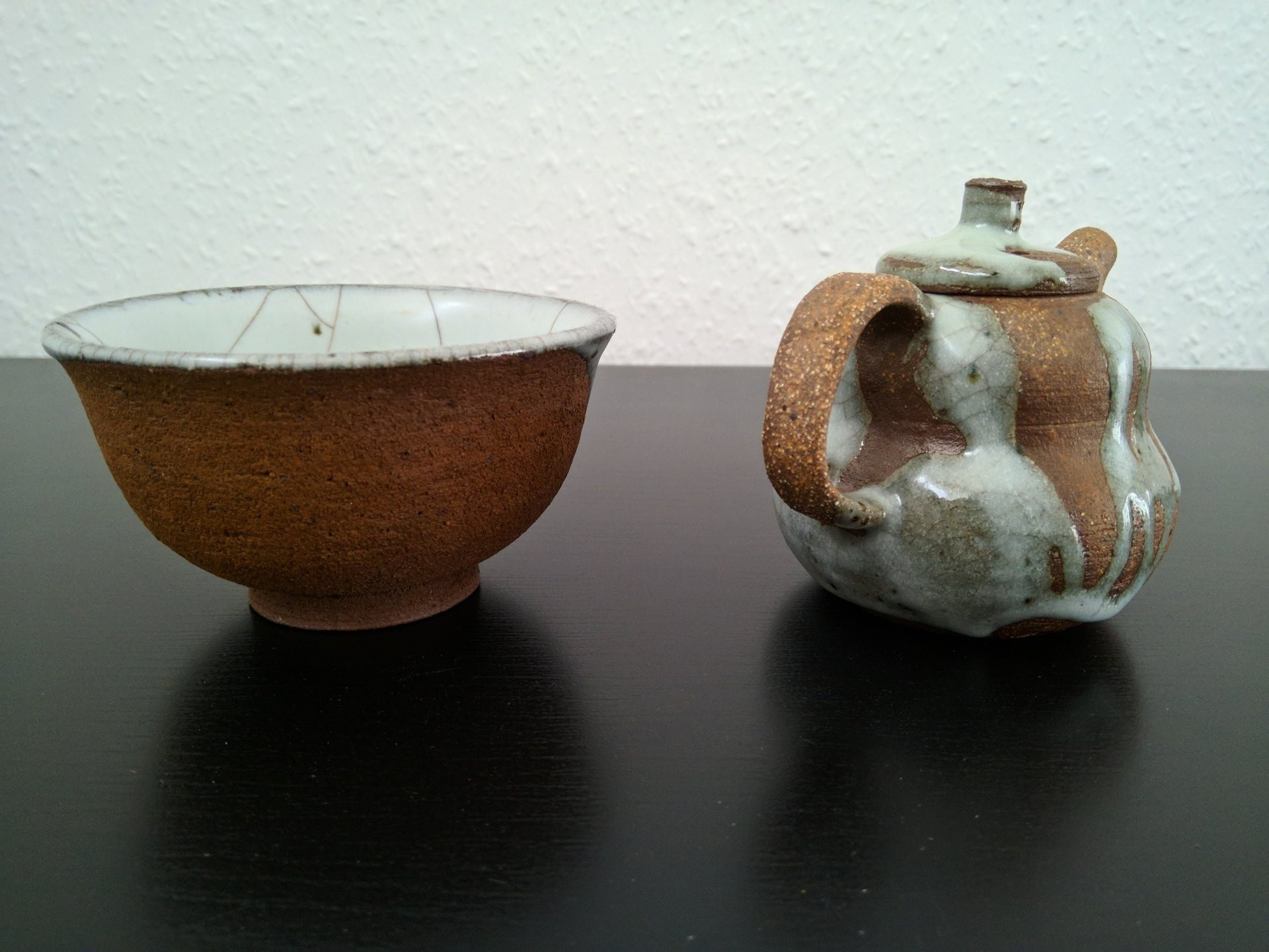 Teekanne und -schale aus taiwanesischem Ton (Emilio del Pozo)