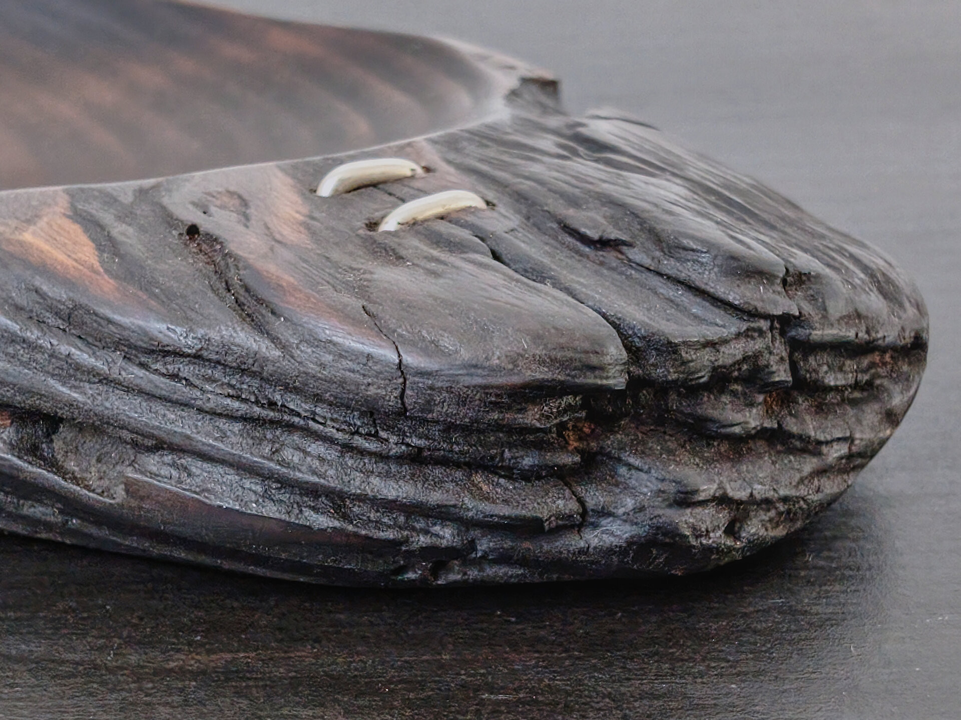 Tee-Rutsche aus Holz vom Tōdaiji mit Silber-Klammern